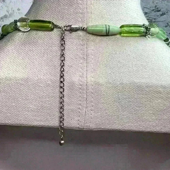 Vintage Unique Green Glass Beaded Necklace- Wedding Cake foil - Picture 3 of 3